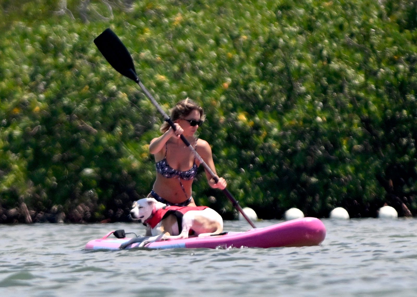 Папарацци понаблюдали за тем, как Сидни Суини ловко оседлала банан во время пляжного отдыха во Флориде